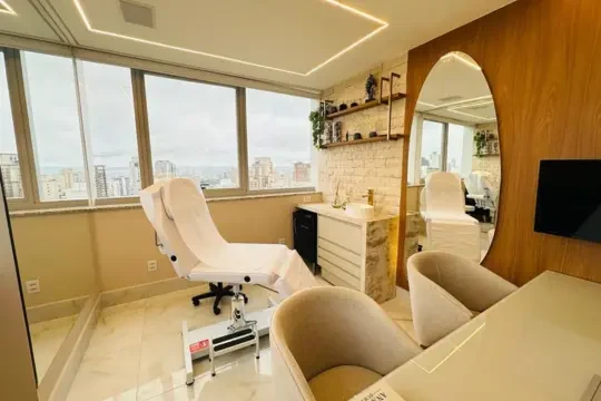 Sala de procedimento, com vista da cidade